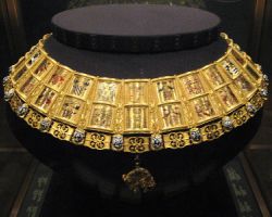 Chain of the Order of the Golden Fleece. Source: Wikimedia Commons. Licence: Public Domain.